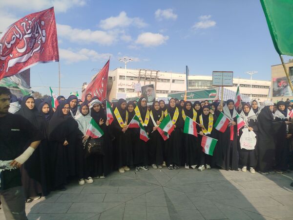 حضور پرشور دانش‌آموزان دبیرستان مهدی خدابنده در راهپیمایی ۱۳ آبان