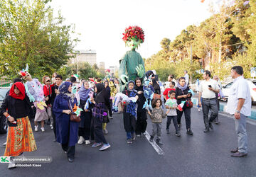 جنگ شادی و شادپیمایی عروسک‌ها در خیابان حجاب تهران برگزار می‌شود