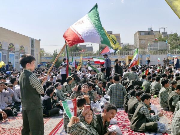 اجتماع دانش‌آموزان ابتدایی پسرانه امام رضا(ع) واحد ۸ در حمایت از عملیات وعده صادق ۲ 