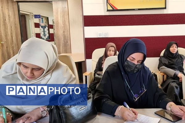 برگزار کارگاه‌های آموزشی ویژه رابطین امور بانوان مدارس منطقه کهریزک 