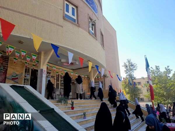 جشن جوانه‌ها با آغاز فصلی تازه در دبیرستان حضرت معصومه(س) ناحیه ۴ کرج