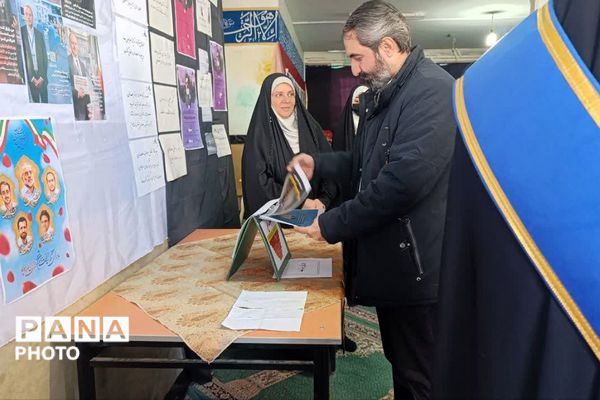 بازدید رئیس اتحادیه انجمن‌های اسلامی دانش‌آموزی استان تهران از نمایشگاه‌های «مدرسه انقلاب» در فیروزکوه