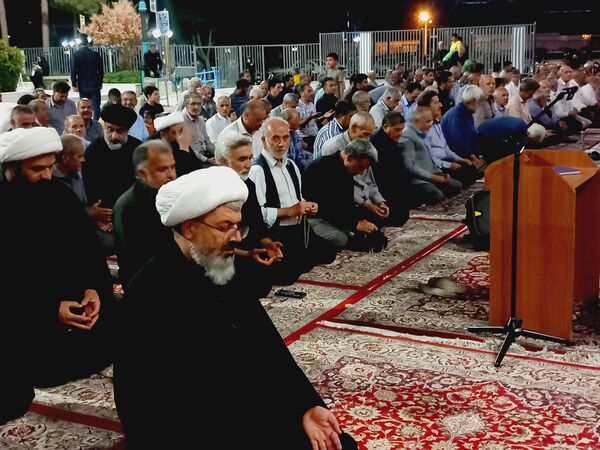 برپایی نماز جماعت در آرامگاه شهید مدرس 