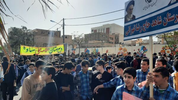 راهپیمایی پرشور دانش آموزان ساوجی در یوم الله ۱۳ آبان