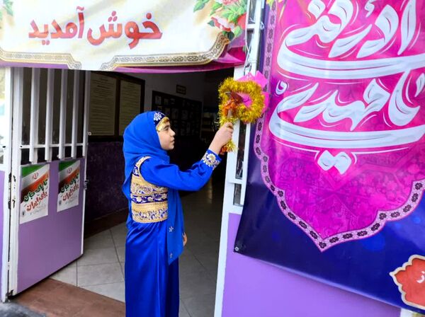 طنین زنگ انقلاب در دبستان ابوریحان شیراز