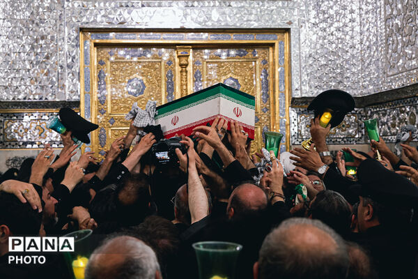 طواف پیکر رهبر شهید انقلاب بر گرد ضریح مطهر امام رضا علیه‌السلام