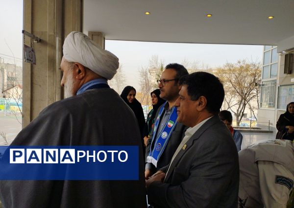 نواختن زنگ انقلاب در دبستان امام حسن (ع) مصلی نژاد ناحیه دو 