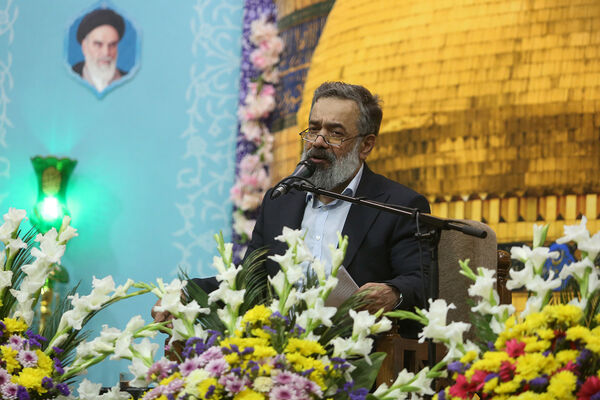 گل آرایی ضریح مطهر حضرت معصومه(س) به مناسبت روز دختر