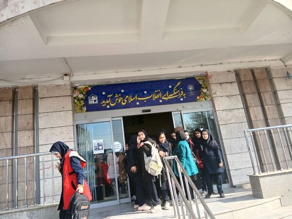 بازدید دانش‌آموزان پایه هفتم دبیرستان میرزا جعفر سروقد از فرهنگسرای انقلاب