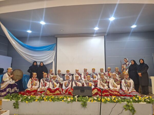 چهل و سومین جشنواره فرهنگی هنری فردا در دبستان آرمینه مصلی نژاد ناحیه۶ 