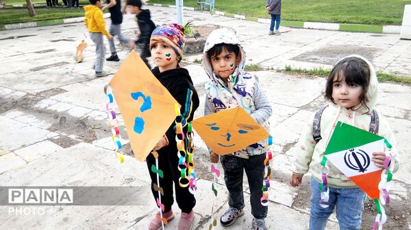 آسمانِ پارک فرهنگیان بناب زیر باران بادبادک‌های رنگی