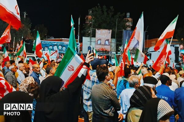 نمایش واقعی پهپادهای کرار و شاهد ۱۳۶ در اجتماع بزرگ مردمی شهرستان شیروان
