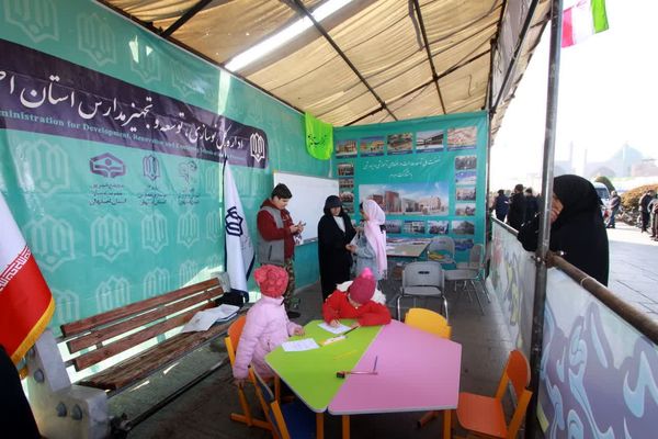 بازدید مدیرکل آموزش و پرورش از غرفه اداره‌کل نوسازی مدارس استان اصفهان در راهپیمایی 22 بهمن