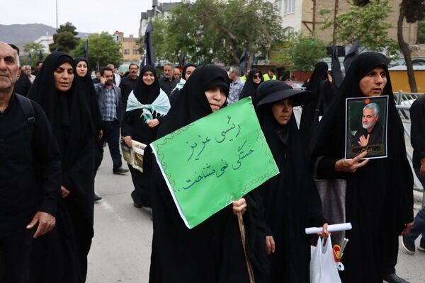 سیل خروشان زائران و مجاوران رضوی در مراسم تشییع پیکر شهدای خدمت