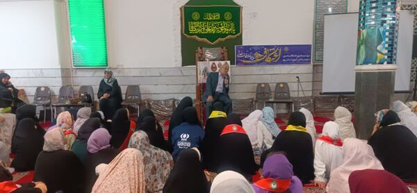 لحظاتی شاد از اعتکاف دانش‌آموزی با حضور نویسندگان و فرهیختگان یزد 