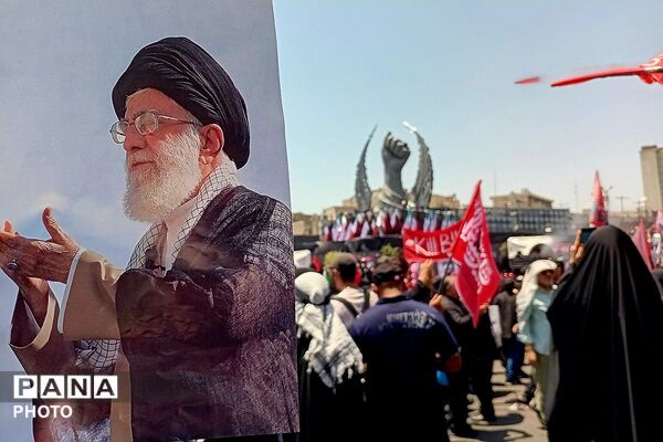 خروش نوجوانان در بدرقه رهبر شهید