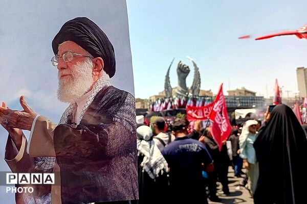 خروش نوجوانان در بدرقه رهبر شهید