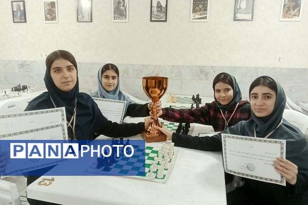 رقابت فکری دانش آموزان شهرستان قدس در مسابقات شطرنج دانش‌آموزی 