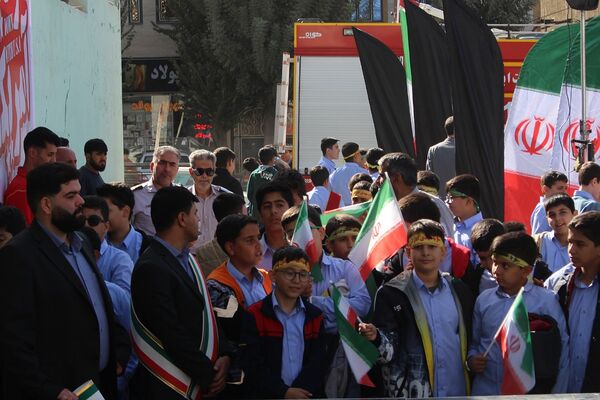 حضور پرشور دانش‌آموزان در راهپیمایی ۱۳آبان منطقه کهریزک 