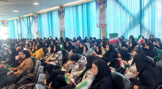 آغاز فجر با زنگ انقلاب در مدرسه حضرت زینب (س)