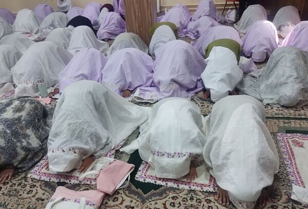 نماز جماعت ظهر و عصر به امامت امام جمعه حاجی‌‌آباد