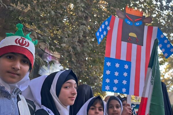 حضور پرشور دانش‌آموزان مدارس شهرستان دماوند، در راهپیمایی یوم‌الله ۱۳ آبان