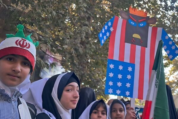 حضور پرشور دانش‌آموزان مدارس شهرستان دماوند، در راهپیمایی یوم‌الله ۱۳ آبان
