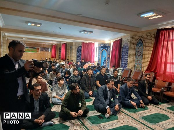 محفل‌ انس‌ باقرآن کریم در استان ایلام برگزار شد.