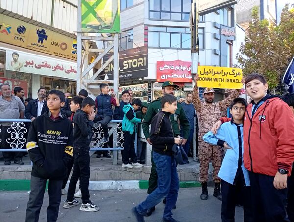 حماسه آفرینی پیشتازان دبستان شهید پسندیده فدافن در راهپیمایی ۱۳ آبان کاشمر