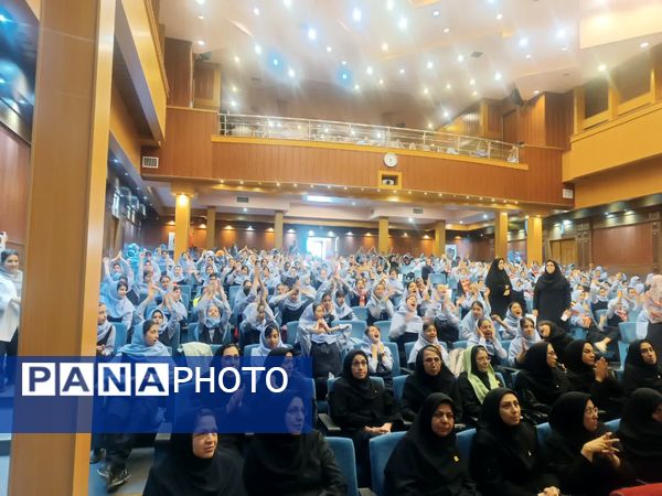 نواختن زنگ سپاس در فرهنگسرای آریو مصلی نژاد 