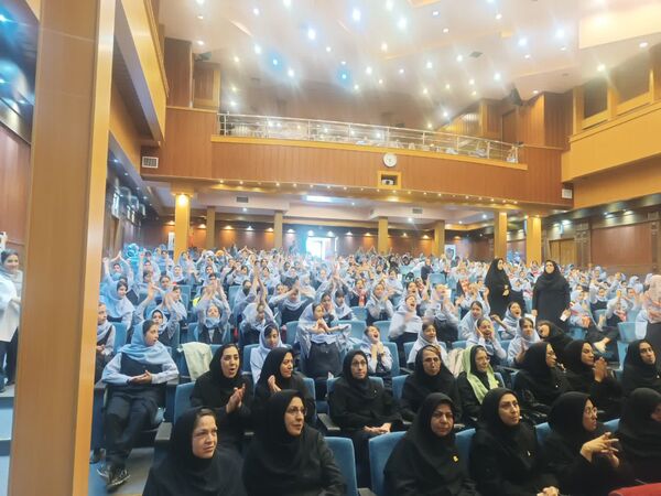 نواختن زنگ سپاس در فرهنگسرای آریو مصلی نژاد 
