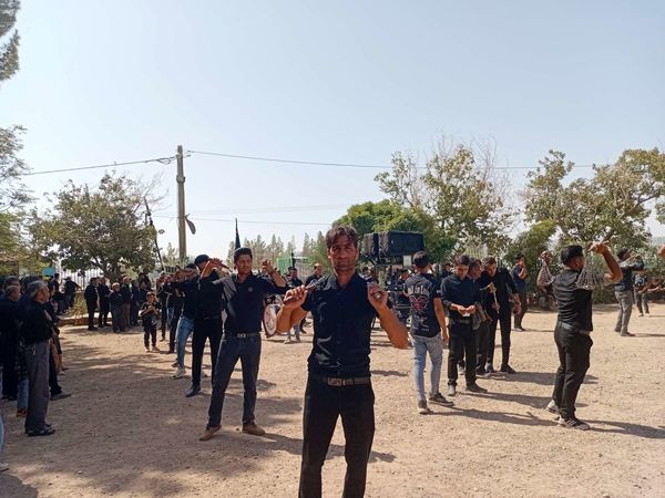 عزاداری هیئت زنجیر زنی روستای نقاب در روز اربعین