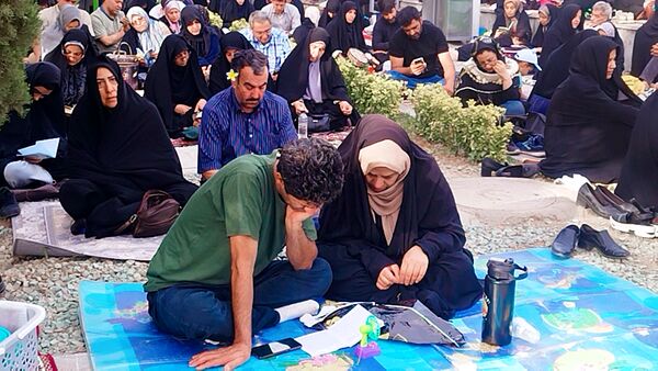 برپایی مراسم دعای عرفه در گلستان شهدای اصفهان