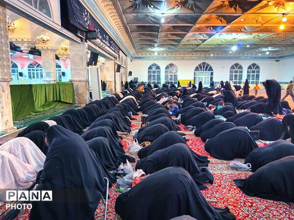 نماز جماعت همزمان با اربعین رهبر شهید انقلاب اسلامی