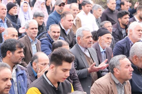 صفوف به‌هم پیوسته نمازگزاران در قروه