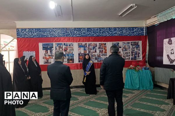 بازدید رئیس اتحادیه انجمن‌های اسلامی دانش‌آموزی استان تهران از نمایشگاه‌های «مدرسه انقلاب» در فیروزکوه