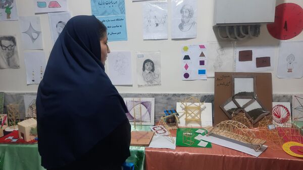 نمایشگاه دست‌سازهای دانش‌آموزان دبیرستان فرهنگیان ناحیه ۷ مشهد 