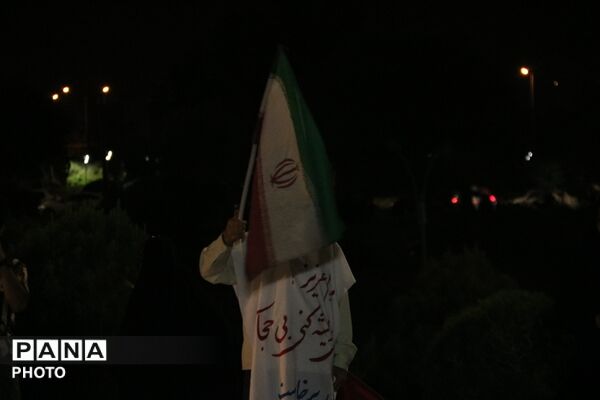 اهتزاز پرچم سه‌رنگ جمهوری اسلامی ایران در میدان امام حسین یزد 