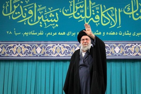برای مردی که گرچه میان ما نیست ولی هنوز در قلب‌ها حضور دارد 