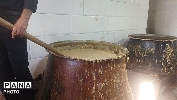 پخش نذری روز عاشورا رسمی قدیمی در روستای حسن آباد بلهر نیشابور 