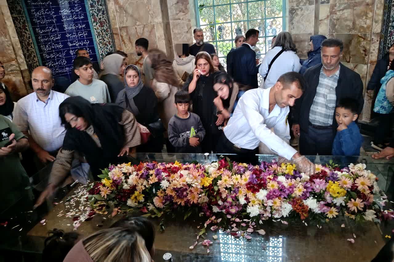 مراسم گل‌باران آرامگاه سعدی شاعر بزرگ شیرازی