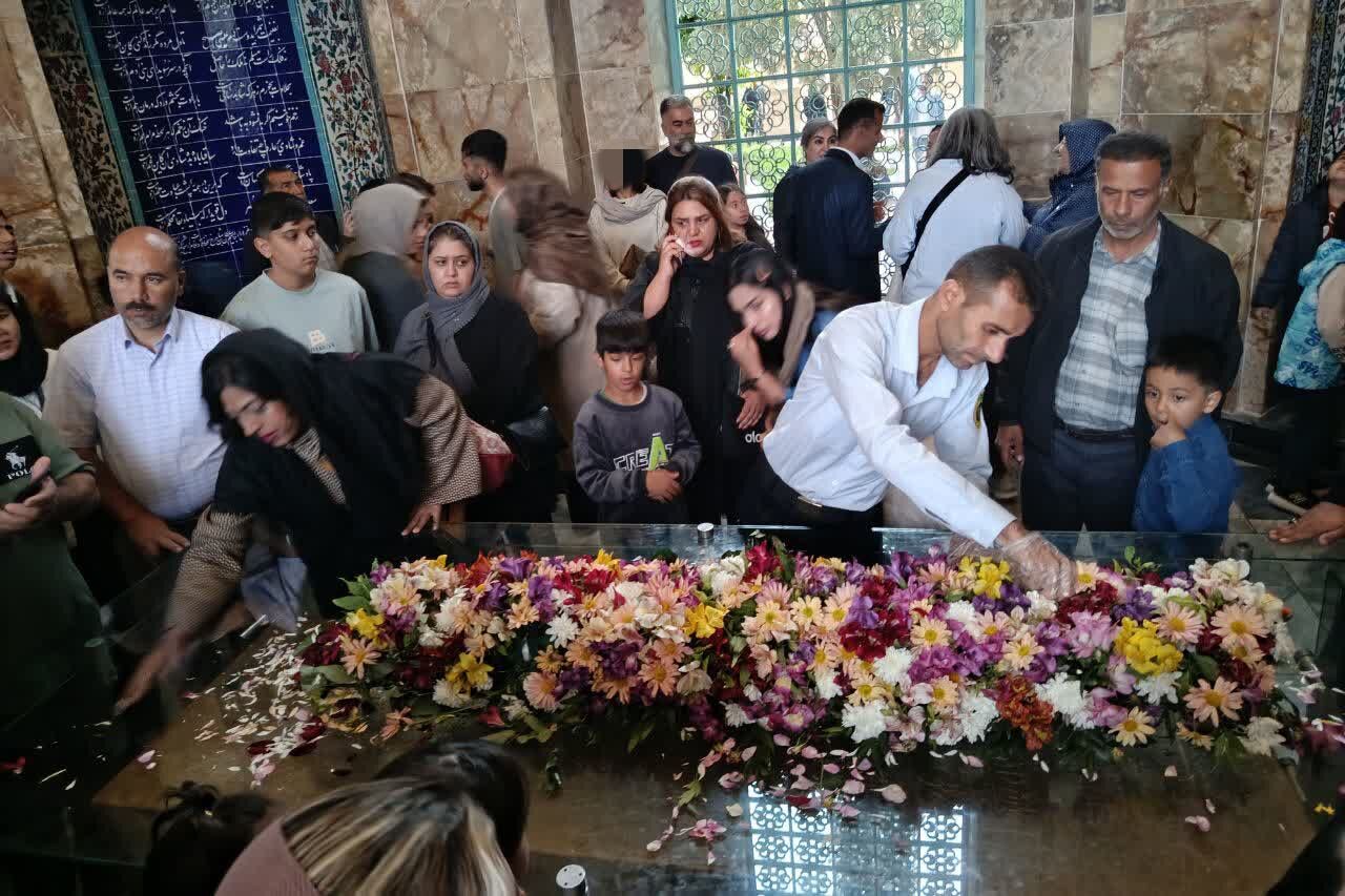 مراسم گل‌باران آرامگاه سعدی شاعر بزرگ شیرازی