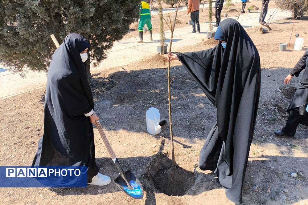 کاشت نهال توسط دانش‌آموزان دبیرستان سعادت کهریزک در محوطه حرم امام خمینی (ره)