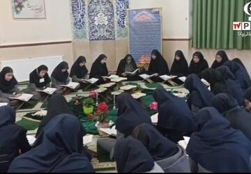 بازارچه کار آفرینی و مراسم افطاری در دبیرستان آرمیتا مصلی‌نژاد