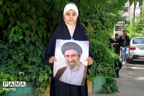حضور خادمان امام رضا (ع) در حاشیه نماز جمعه و مراسم بدرقه رهبر شهید انقلاب