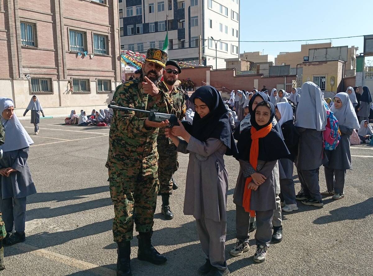 گرامیداشت روز نیروی انتظامی در مدرسه کاوه آهنگر