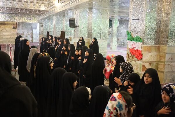  دورهمی دختران با قرائت سوره مبارکه فتح در رواق دارالذکر سومین حرم اهل بیت (ع)