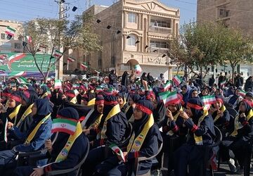 دانش‌آموزان ملارد با حضور در راهپیمایی ۱۳ آبان، عهدشان را با آرمان‌های انقلاب محکم‌تر کردند