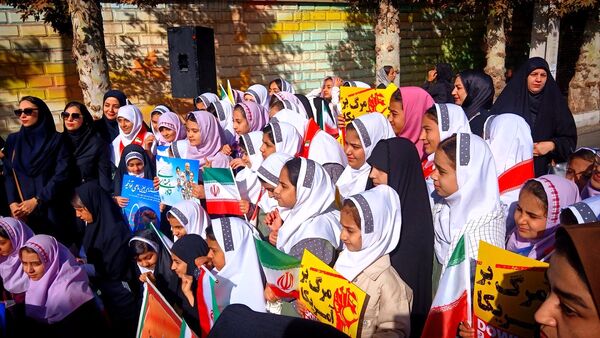 فریاد استکبارستیزی دانش‌آموزان نظرآبادی در روز ۱۳ آبان