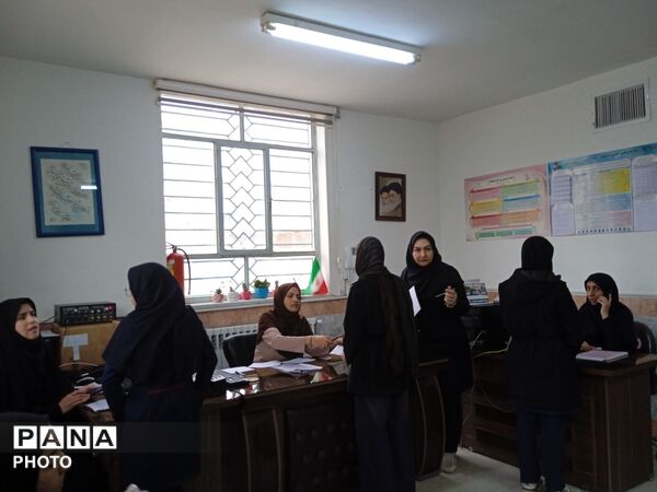 اعلام نتایج امتحانات نوبت اول دبیرستان عزت طلایی به والدین دانش آموزان 